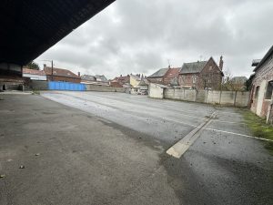 Ensemble immobilier avec préau 800 m2 + garages   idéal acti