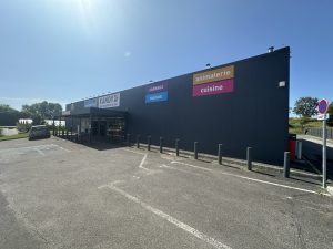 À VENDRE   LOCAL COMMERCIAL 1 060 M2   SECTEUR NEUFCHÂTEL-EN